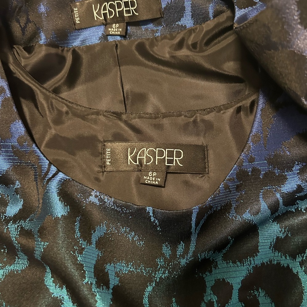 Kasper  Patterned jacket w/sleeveless top to match with side zip.  Beautiful
